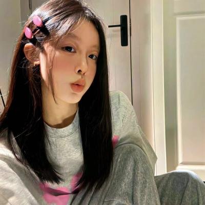 微光下的蓝色男孩